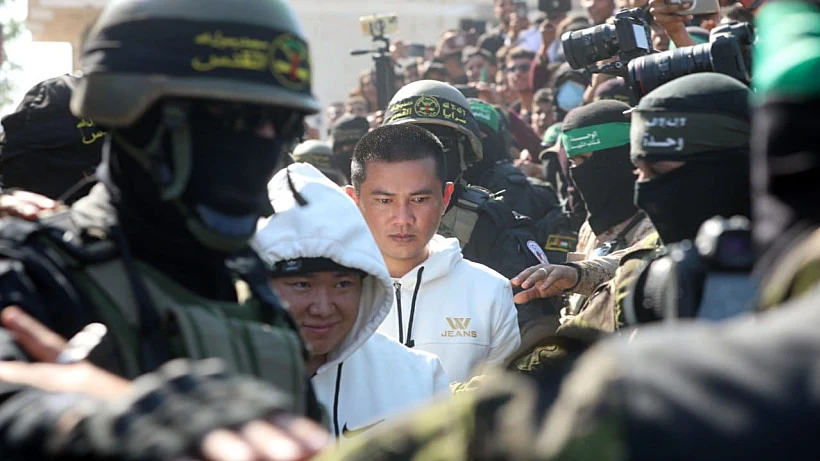 החטופים התאילנדים מועברים לידי הצלב האדום