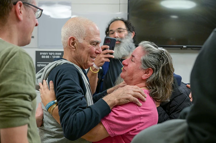 גדי מוזס מתאחד עם משפחתו בביה"ח איכילוב