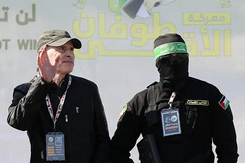 קית' סיגל על הבמה בנמל עזה