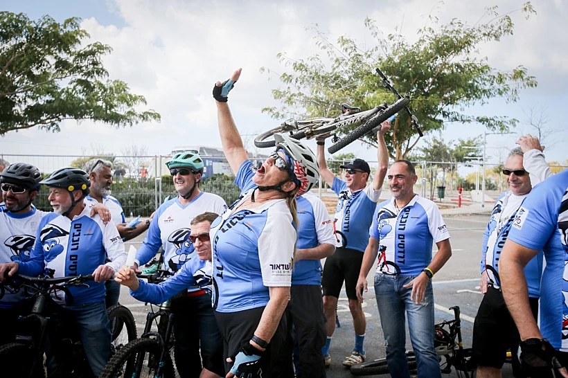 חבריו של עופר קלדרון ממתינים לו מחוץ לביה"ח שיבא
