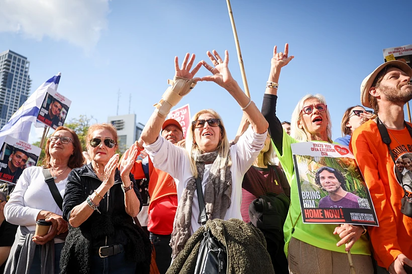 בכיכר החטופים חוגגים את שחרורם של קית', עופר וירדן