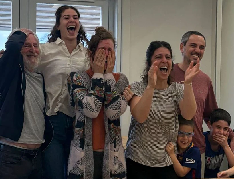 משפחתו של קית′ סיגל צופה ברגעי שחרורו מהשבי