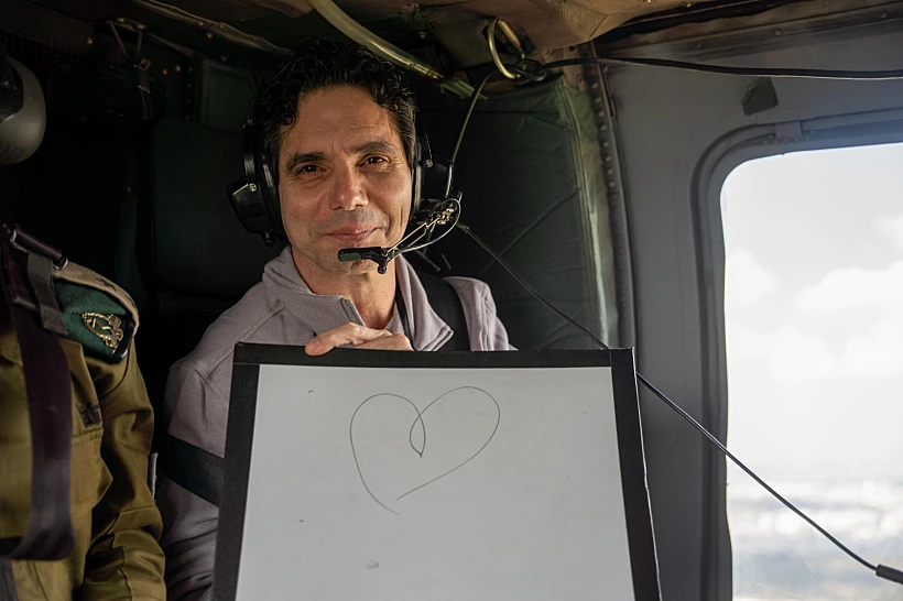 עם ציור של לב: עופר קלדרון במסוק חיל האוויר