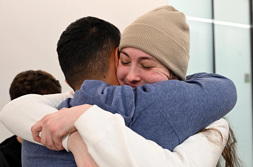 נעמה לוי במפגש עם אחיה בבית החולים בילינסון