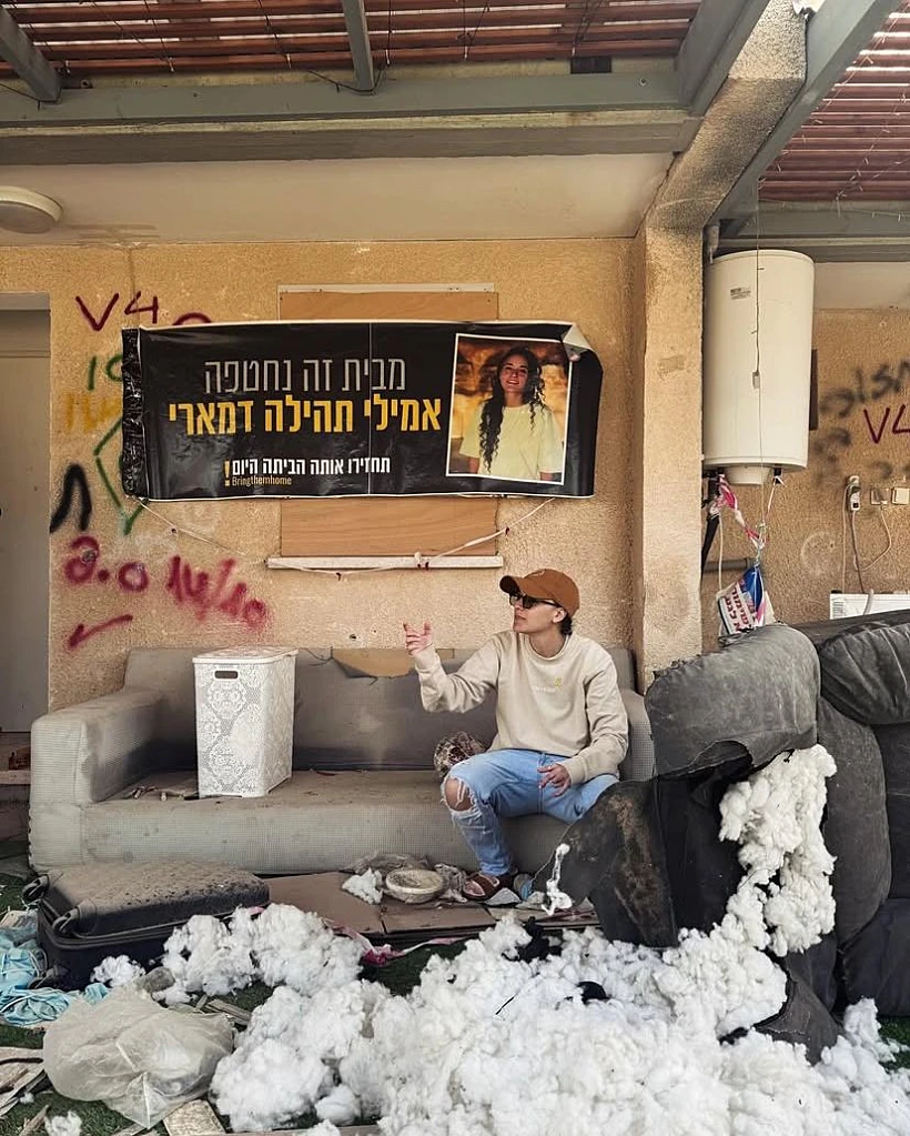 אמילי דמארי בביקור בביתה בכפר עזה