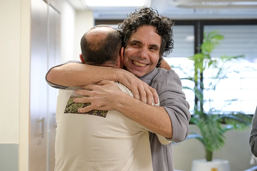 עופר קלדרון במפגש עם אחיו ניסן בבית החולים