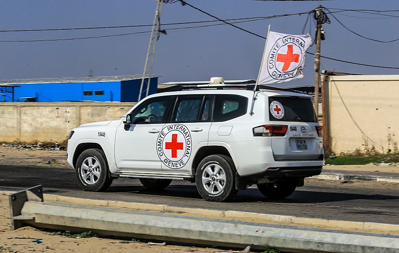 רכב של הצלב האדום עם סיוע הומניטרי לעזה מגיע למעבר כרם שלום