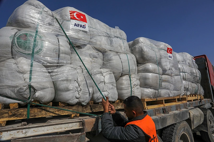 משאיות עם סיוע הומניטרי מטורקיה נכנסות לרצועת עזה ממעבר כרם שלום