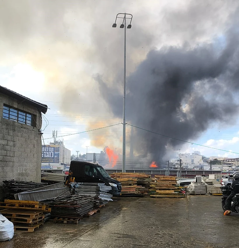שריפה באזור תחנת הרכבת ת"א-ההגנה