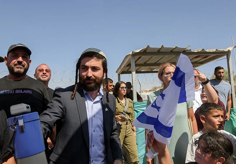 חבר הכנסת צבי סוכות עם המפגינים נגד מעצר הלוחמים בשדה תימן
