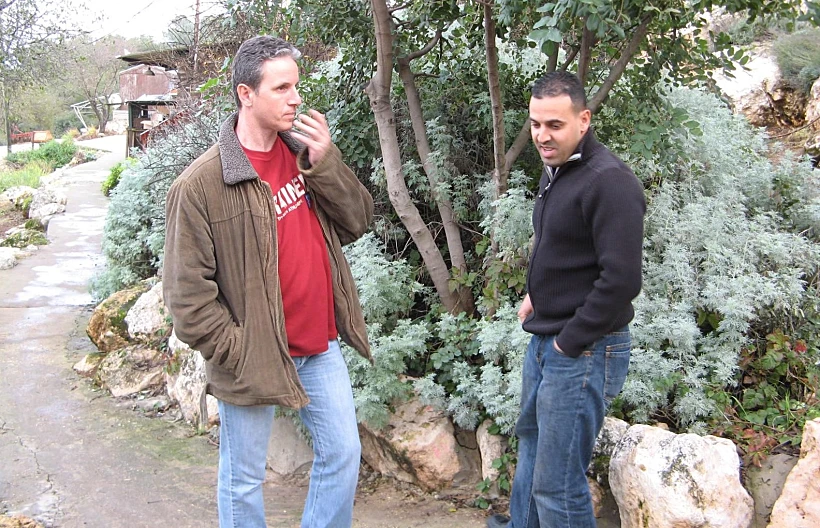 אלי שרעבי ואוהד בן עמי בקיבוץ בארי
