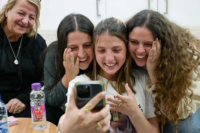 בנותיו ואמו של אוהד בן עמי בשיחת וידיאו ראשונה