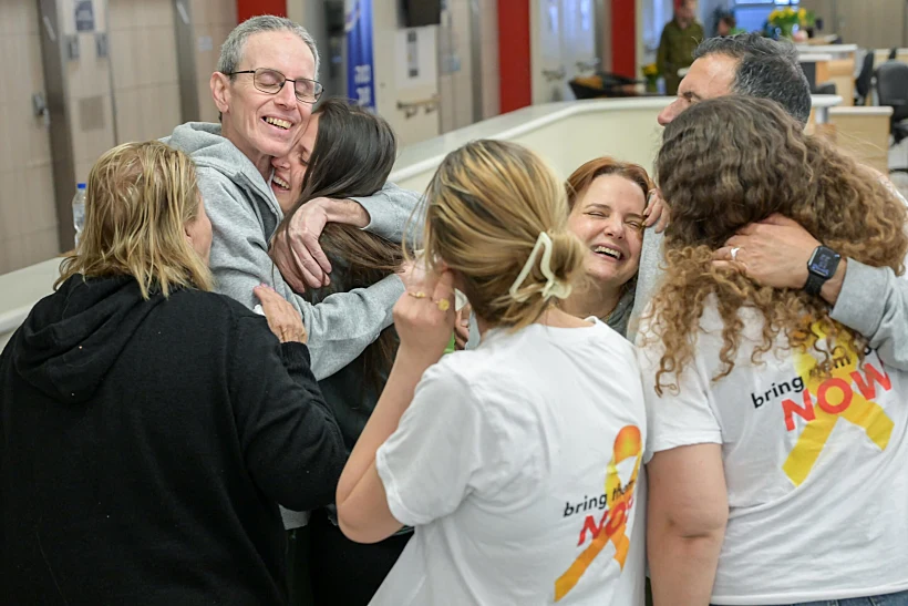 אוהד בן עמי בפגישה עם משפחתו בבית החולים