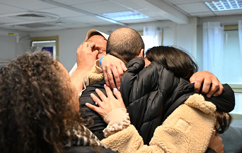 אלי שרעבי נפגש עם משפחתו בבית החולים שיבא