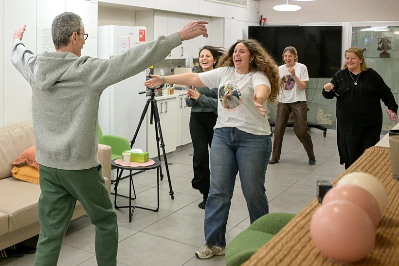 אוהד בן עמי רץ לבנותיו בבית החולים איכילוב