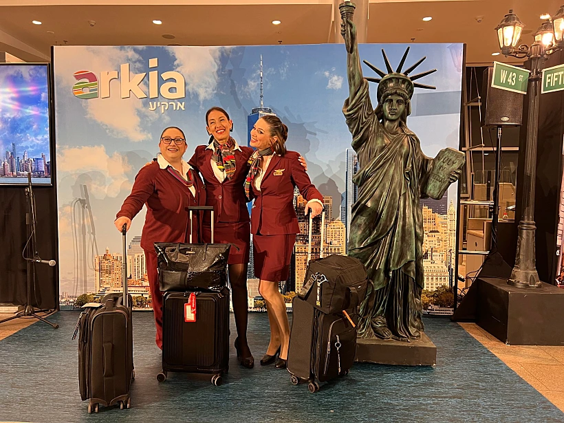 דיילות ארקיע הנרגשות לפני הטיסה הראשונה לניו יורק