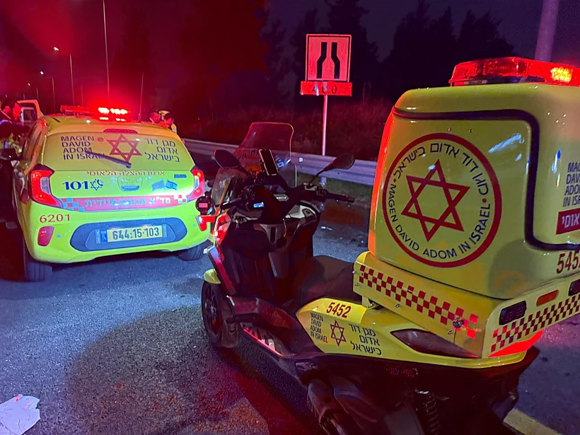 ניידת מד"א בזירת התאונה בכביש 444