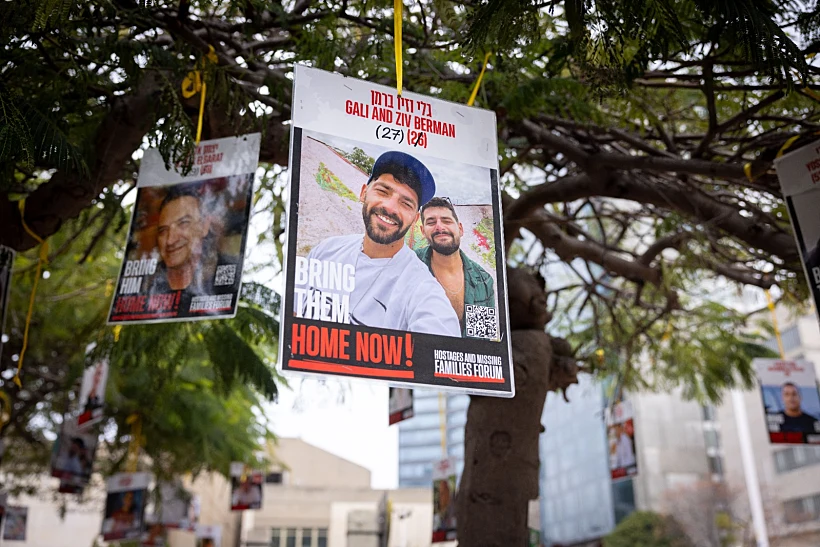 שלט עם תמונתם של גלי וזיו ברמן בכיכר החטופים