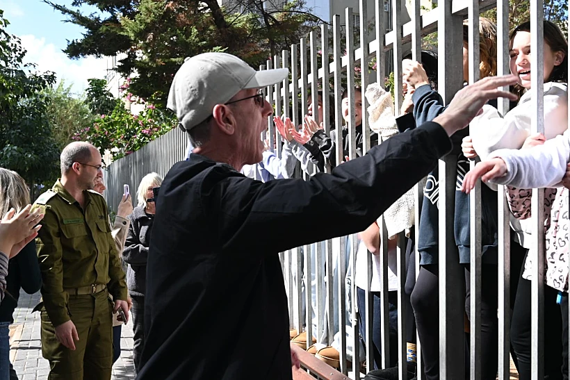 אוהד בן עמי מודה לתלמידים שקיבלו את פניו בשכונת בבלי בת"א