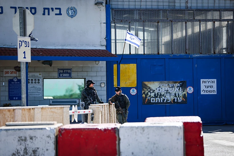 היערכות לשחרור מחבלים הבוקר מחוץ לכלא עופר