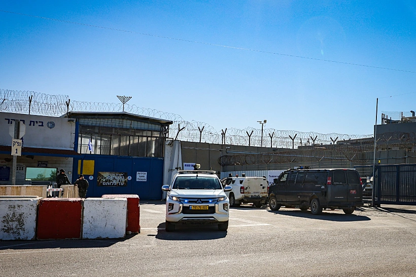 היערכות לשחרור מחבלים הבוקר מחוץ לכלא עופר