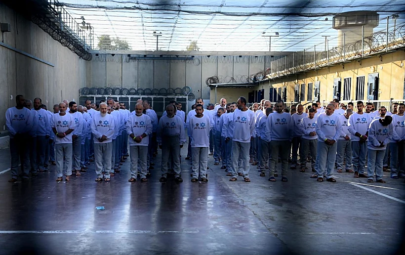 המחבלים ששוחררו בחולצות עם הכיתוב "לא נשכח ולא נסלח"