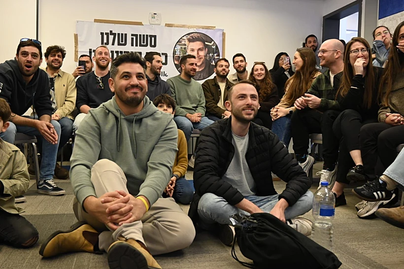 חבריו של סשה טרופנוב צופים ברגעי השחרור בכפר המכביה