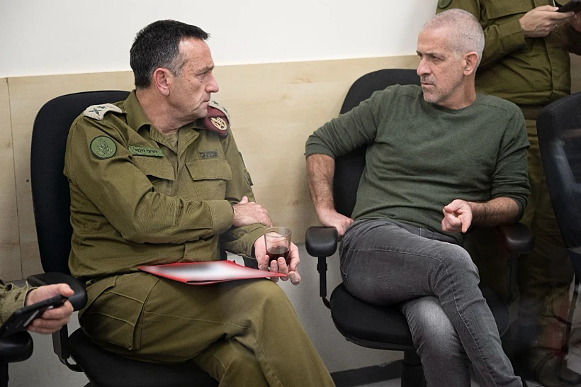 הרמטכ"ל הרצי הלוי וראש שב"כ רונן בר בחמ"ל השבויים