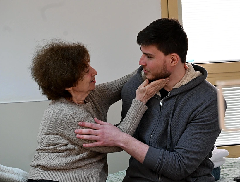 המפגש המרגש בין סשה טרופנוב לסבתו אירנה טאטי, ששרדה גם היא את השבי