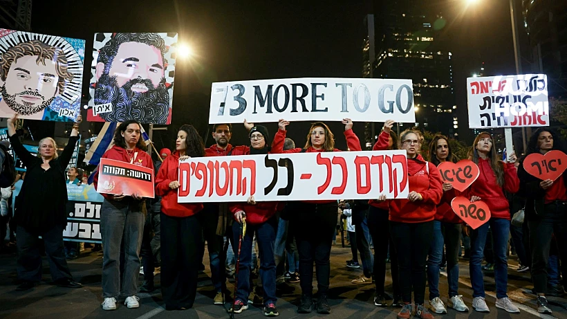 הפגנה למען החטופים בת"א, אחרי חזרת סשה טרופנוב, שגיא דקל-חן ויאיר הורן