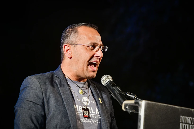 שרון שרעבי נואם בכיכר החטופים, אחרי שחרורו של אלי מהשבי