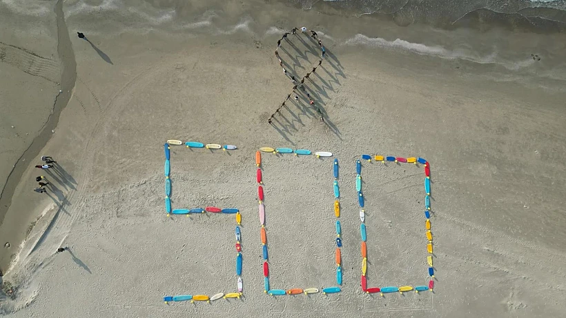 מיצג הגלשנים בקריית ים לזכר עידו אביב למען שחרור החטופים