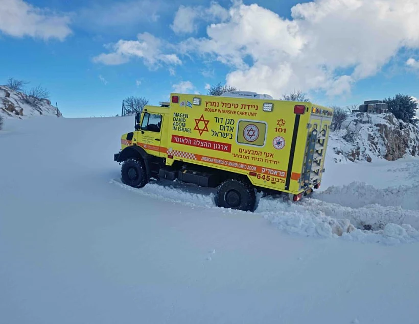 ניידת טיפול נמרץ של מד"א בשלג