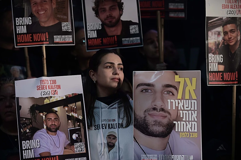 הפגנת 500 הימים בכיכר החטופים שלט של שגב כלפון