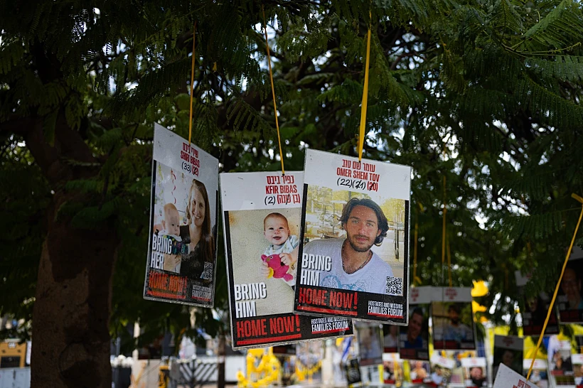 כיכר החטופים, ביבס