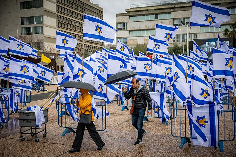 מתאספים בכיכר החטופים לקראת החזרת החללים