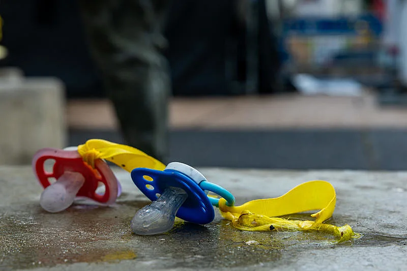 מוצצים שהוצבו בכיכר החטופים לקראת השבת החטופים החללים