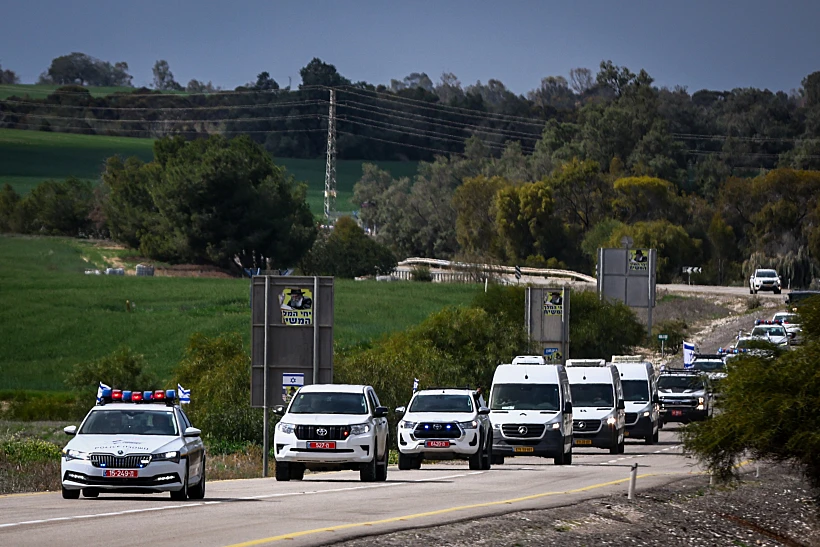 שיירת הרכבים עם ארונות החטופים החללים. ארכיון