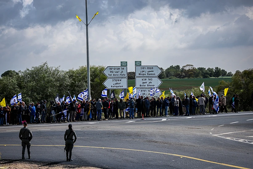 אזרחים חולקים כבוד אחרון לחטופים החללים