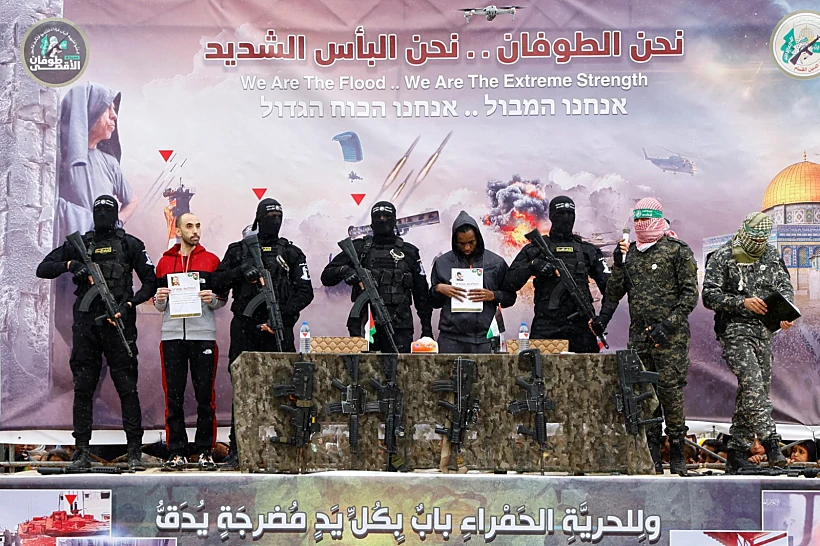 אברה מנגיסטו וטל שהם על הבמה ברפיח, אחרי ששוחררו מהשבי