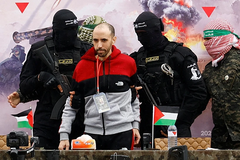 טל שהם על הבמה ברפיח אחרי שחרורו מהשבי