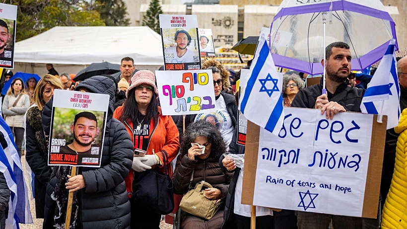מחכים לשובם של ששת החטופים, בכיכר בתל אביב