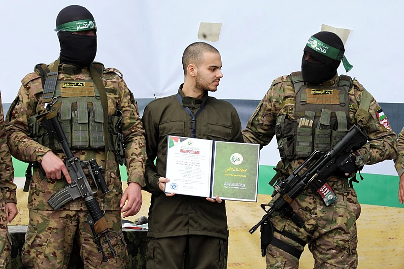 עומר ונקרט על הבמה בנוסייראת אחרי השחרור מהשבי