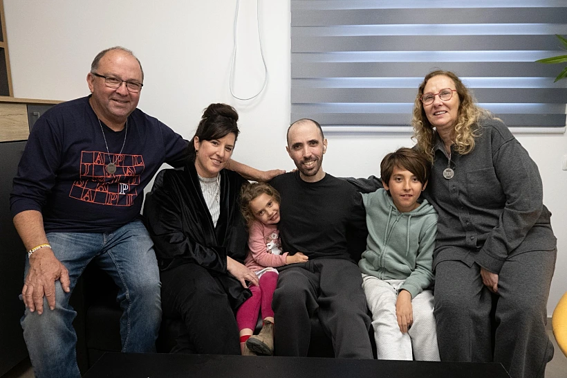 טל שהם עם משפחתו בנקודת הקליטה הראשונית ברעים