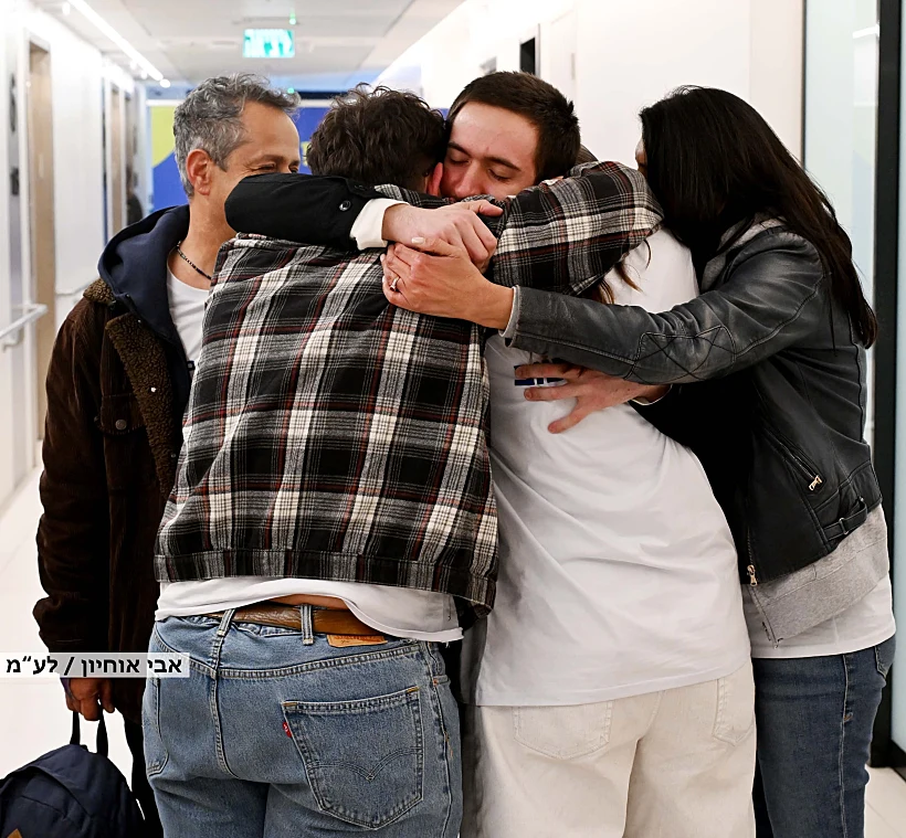 עומר שם טוב במפגש עם משפחתו בבית החולים