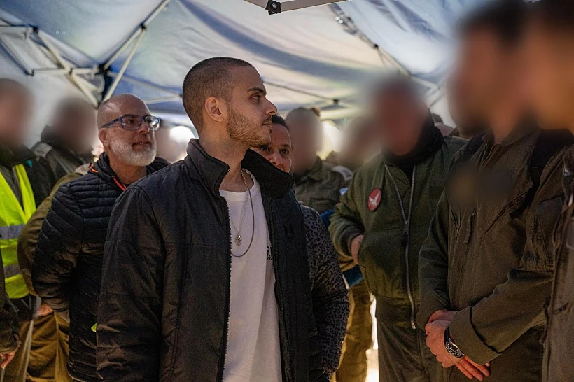 עומר ונקרט עם הוריו בדרך לבית החולים בילינסון
