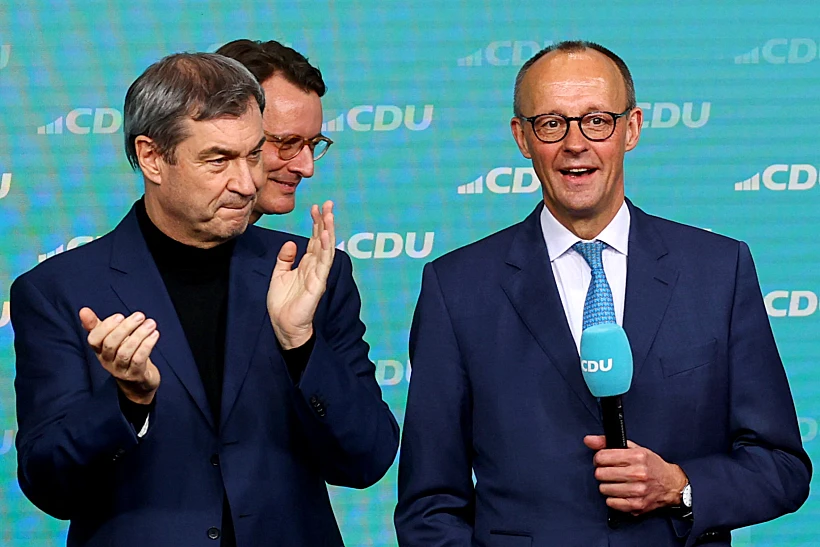 מנהיג המפלגה הנוצרית-דמוקרטית פרידריך מרץ כשלצידו ראש מדינת בוואריה ומנהיג האיחוד הנוצרי-סוציאלי מרקוס סודר