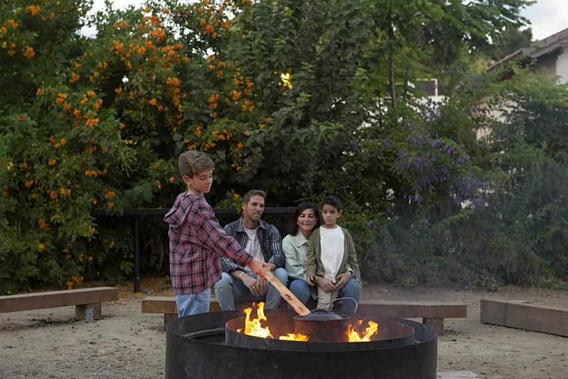 מדורה בסמוך לנחל - מלון מטיילים ארץ דפנה