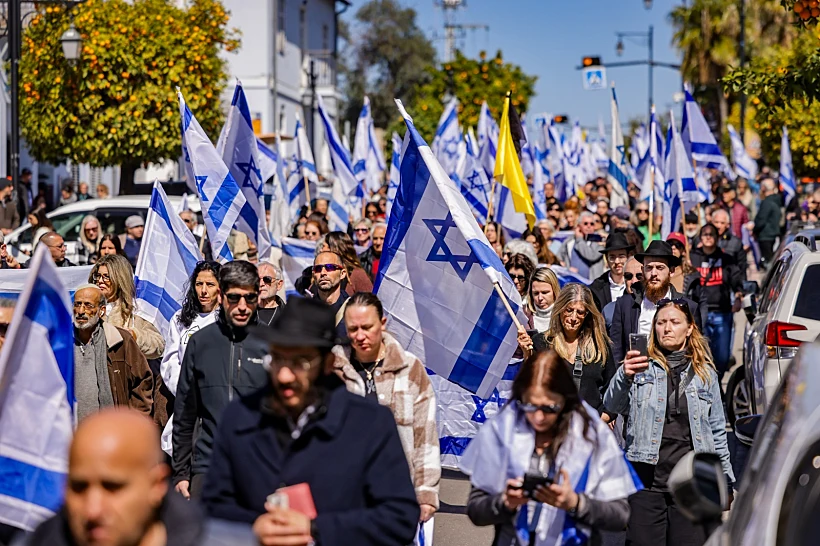 המונים בראשון לציון במסע ההלוויה של עודד ליפשיץ