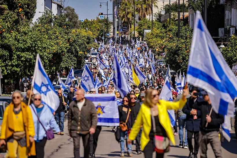 המונים בראשון לציון במסע ההלוויה של עודד ליפשיץ